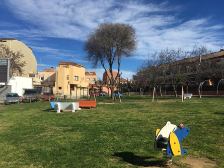 Els bancs de diferents places de la nostra població es vesteixen de colors vius