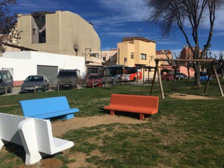 Els bancs de diferents places de la nostra població es vesteixen de colors vius