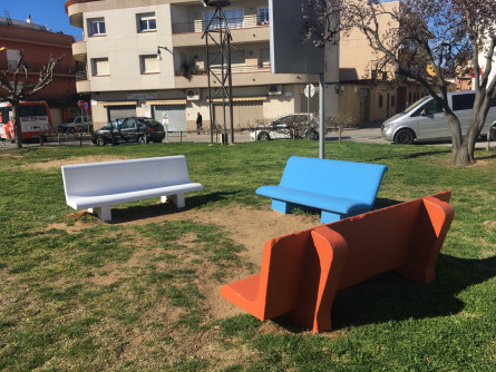 Els bancs de diferents places de la nostra població es vesteixen de colors vius