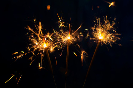 vista-frontal-fuegos-artificiales-noche